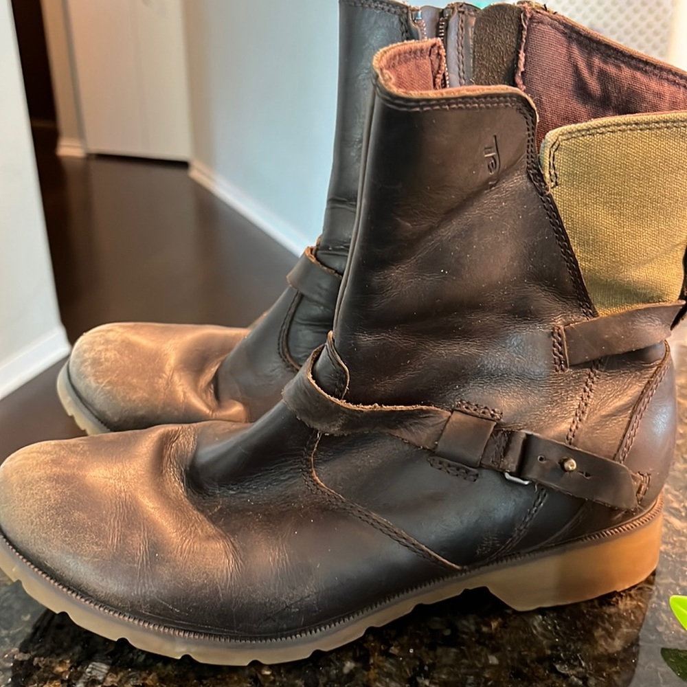 Teva de la vina brown size 8.5